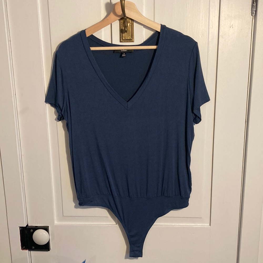 Lulu’s T-shirt bodysuit blue V-neck short sleeve blue body size M EUC